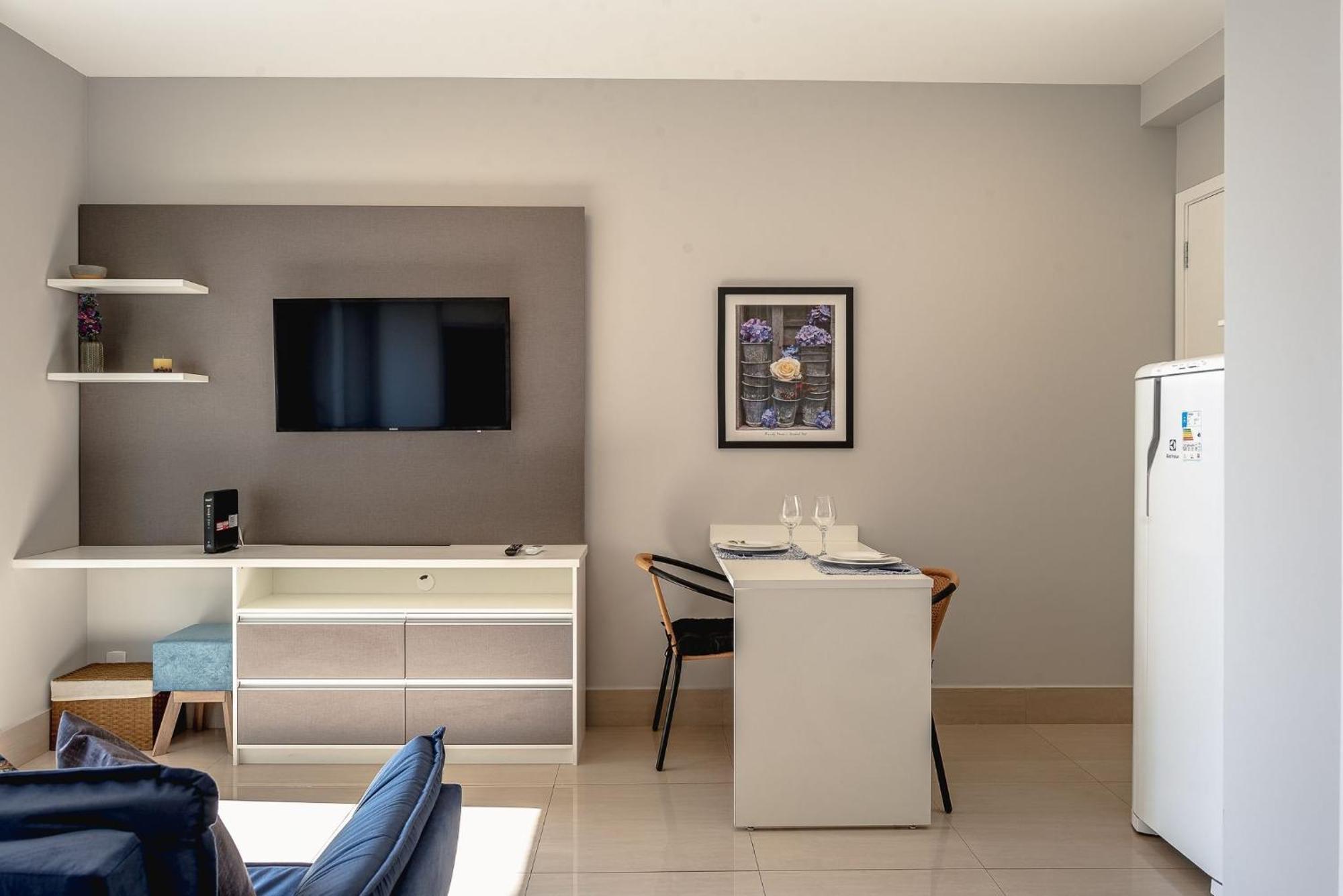 Com Varanda + Vaga De Garagem + Ar Cond. Apartemen