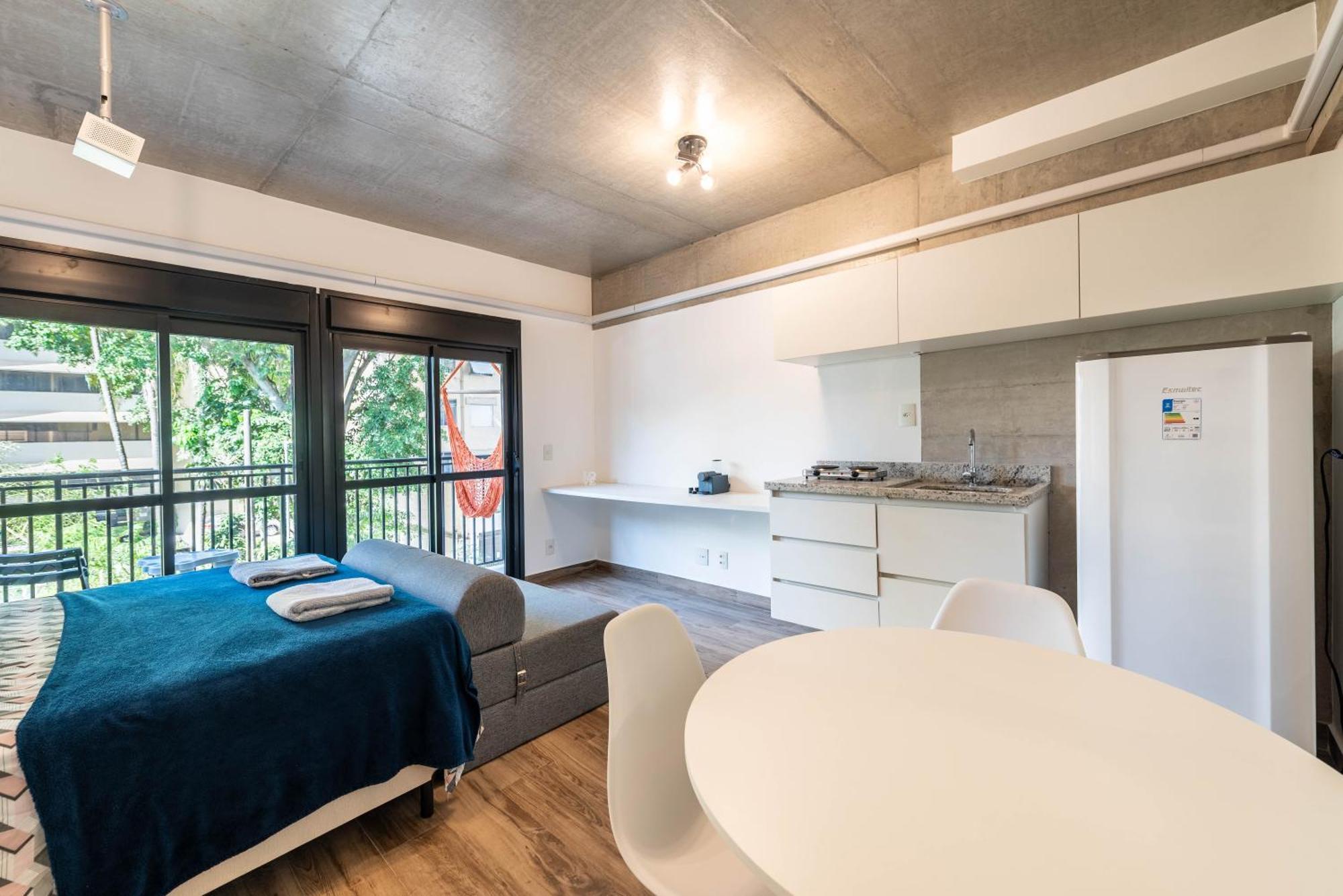 21 - Cozy New Studio, Movie Screen Apartment