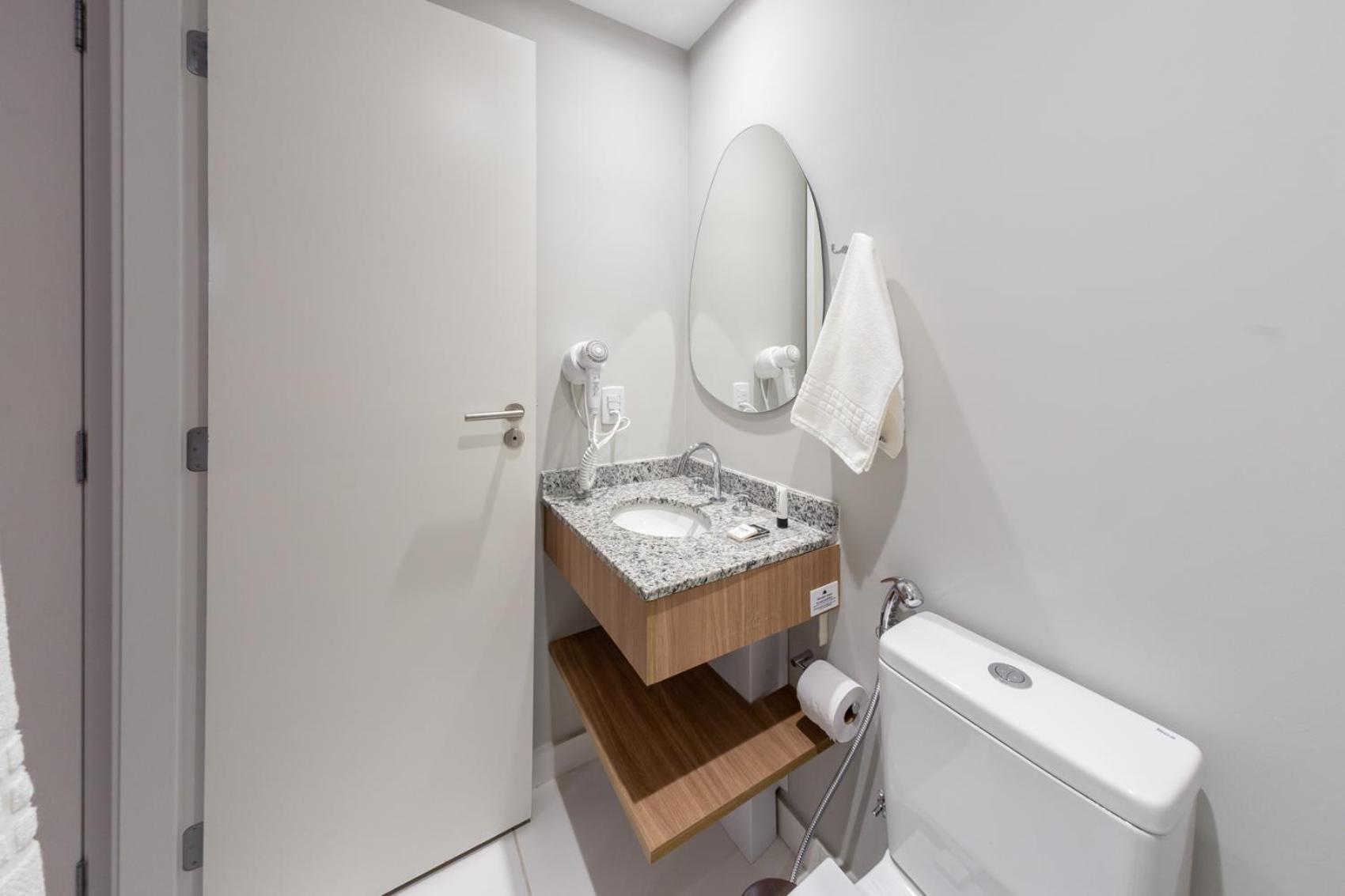 Charlie Contemporaneo Jardins Essential Apartemen