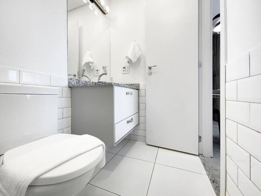 Apartment Private Airport View Kitchen Heat Open Pool *
