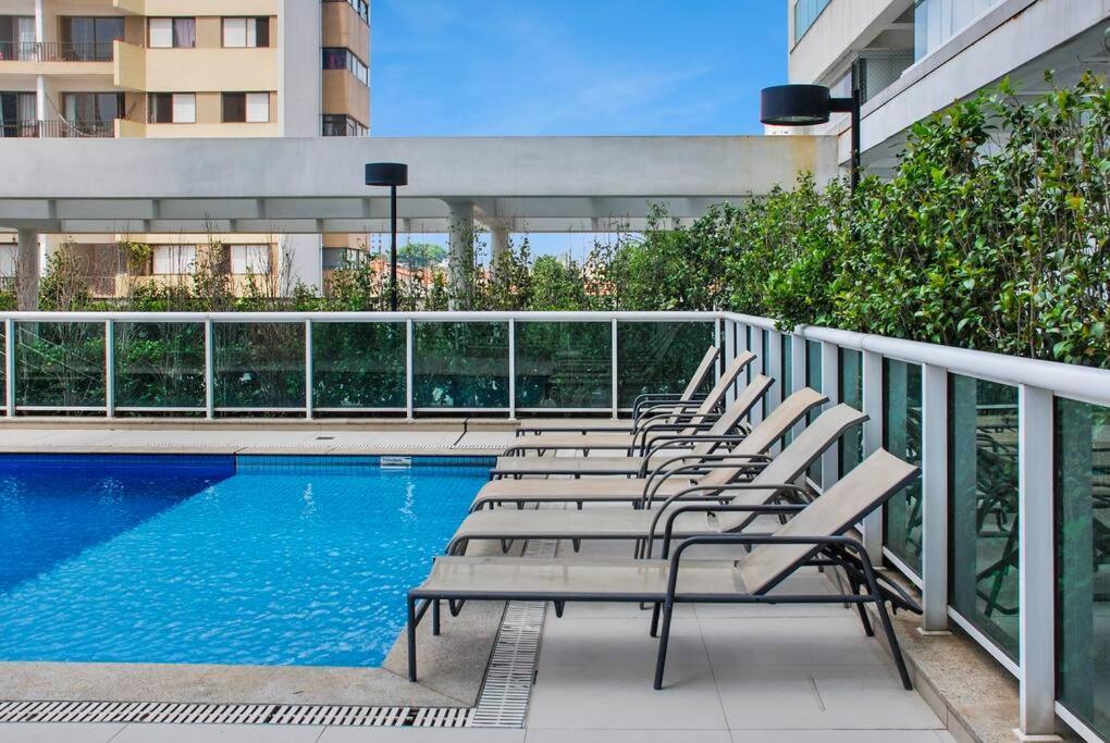 Private Airport View Kitchen Heat Open Pool Apartment