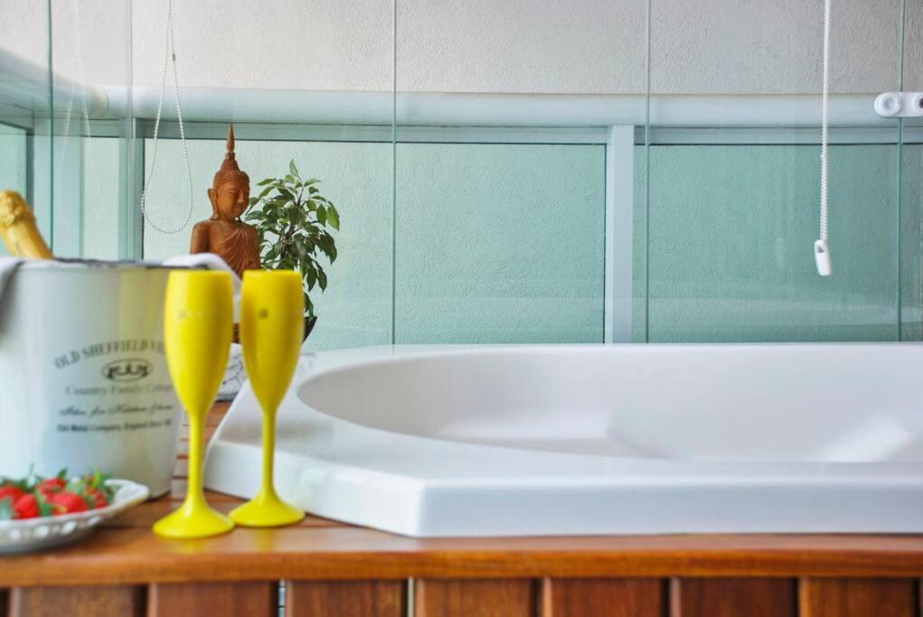 Private Airport View Kitchen Heat Open Pool Apartment *
