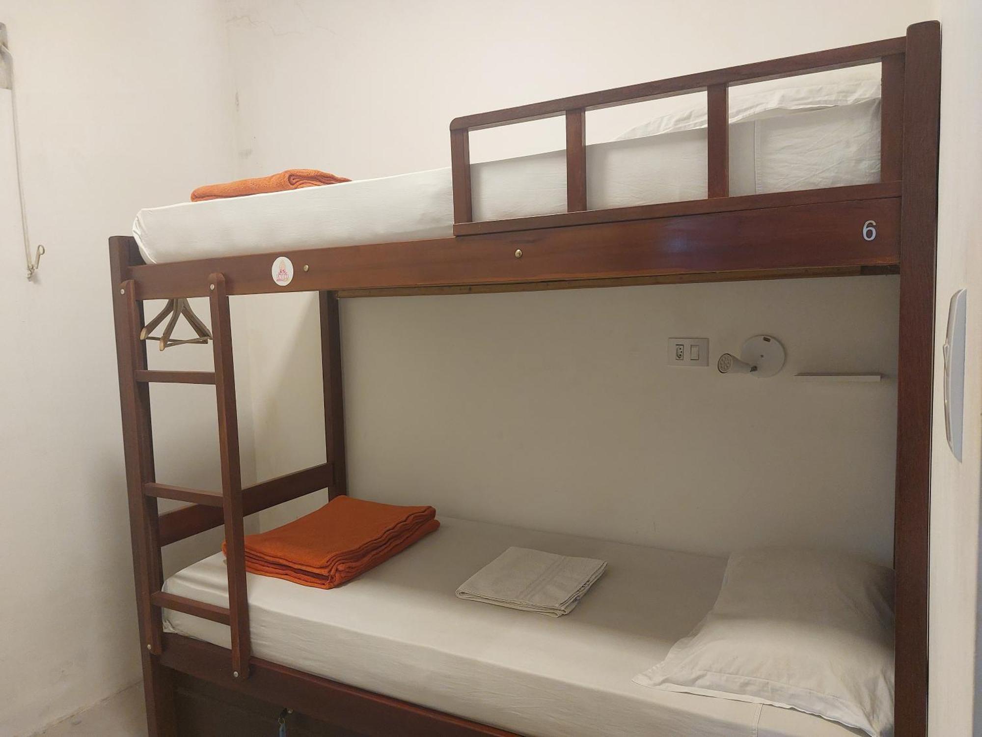 Park Hostel *