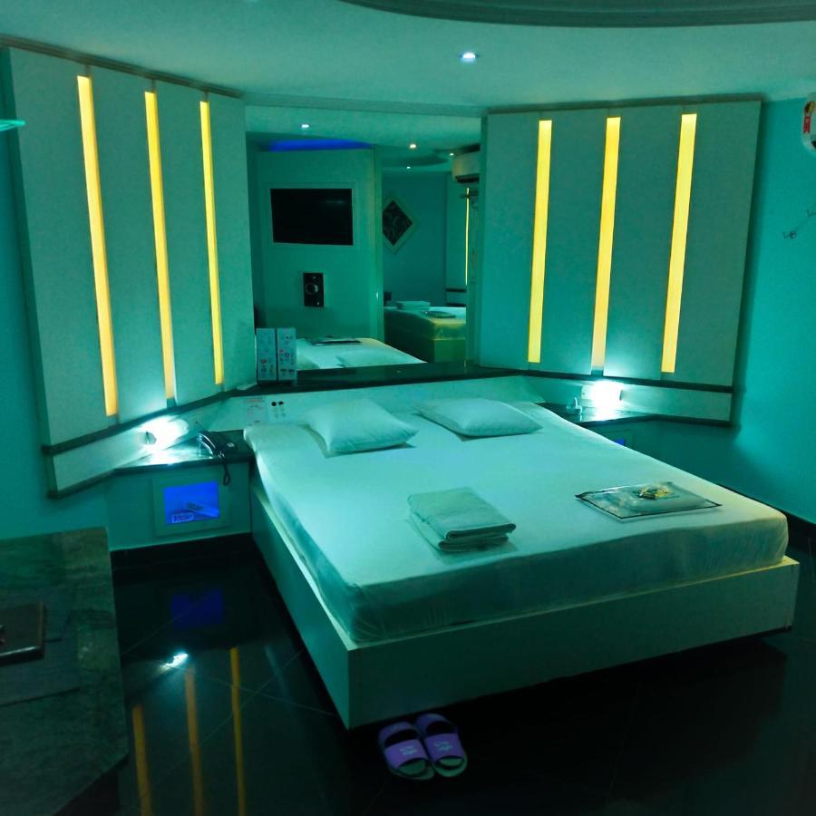 Love hotel Motel Over Night