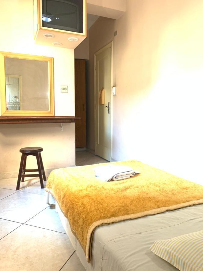 Paramount Hotel *