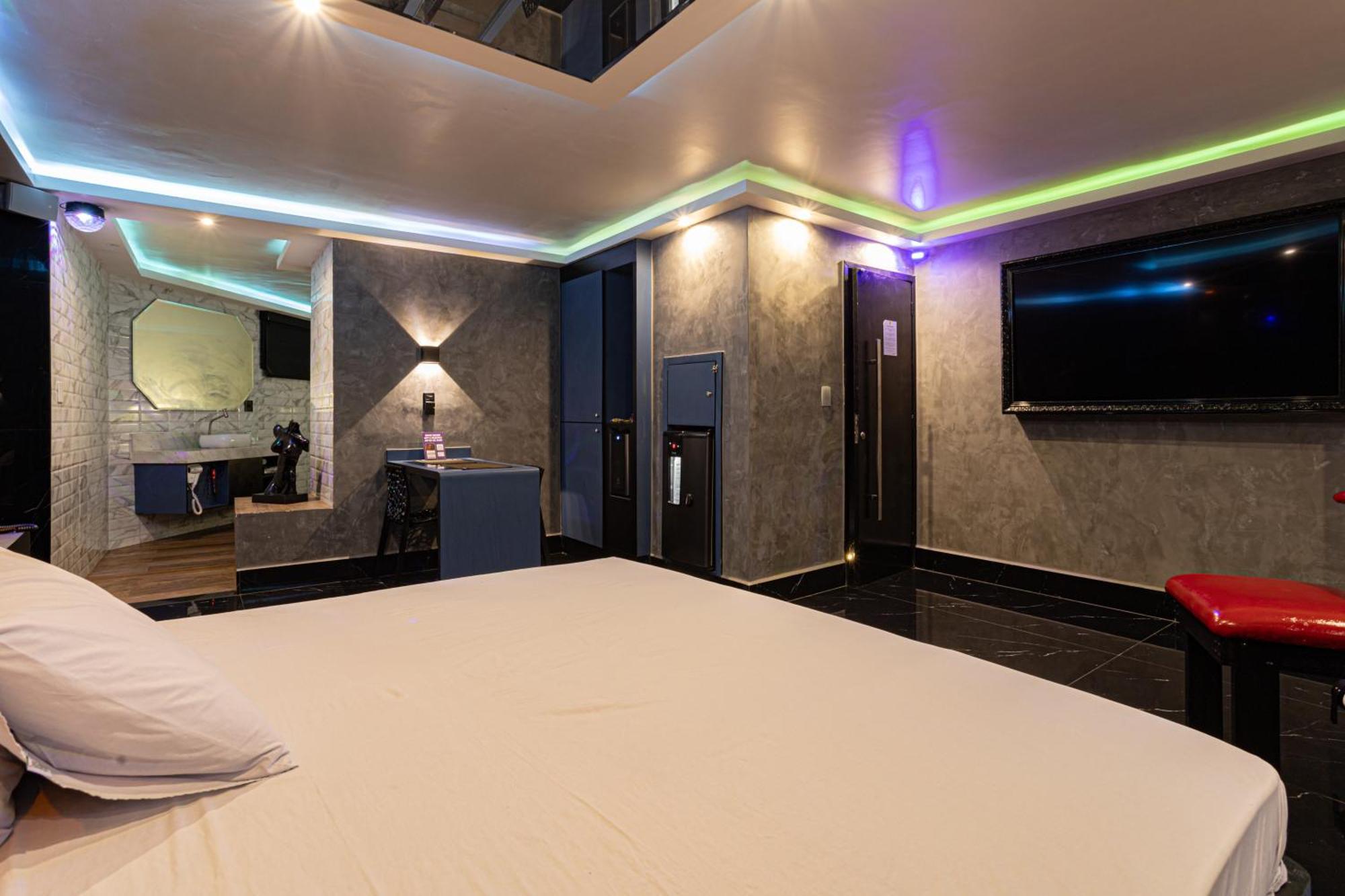 Love hotel Euphoria *