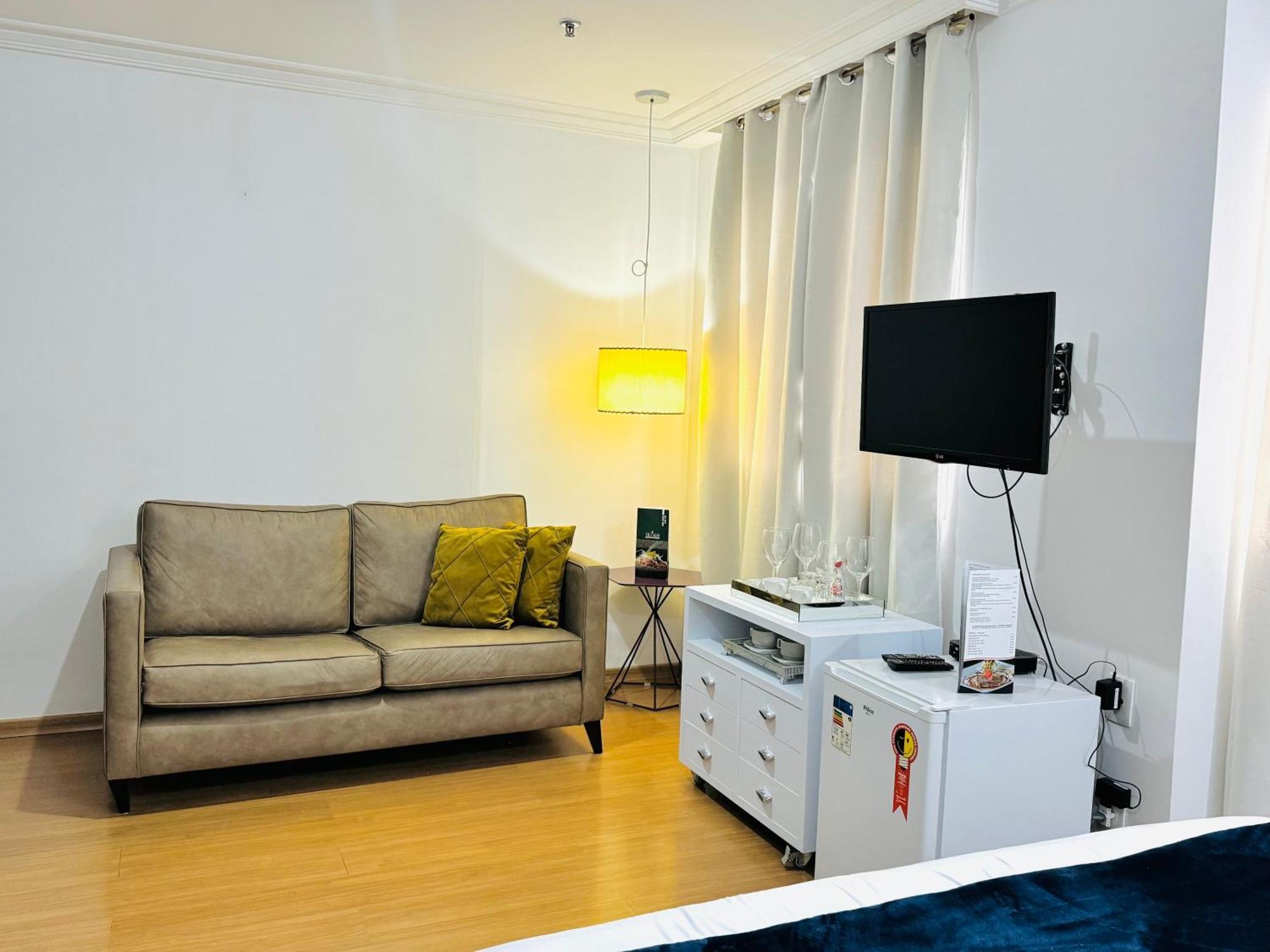 - Av Paulista Khách sạn 4*