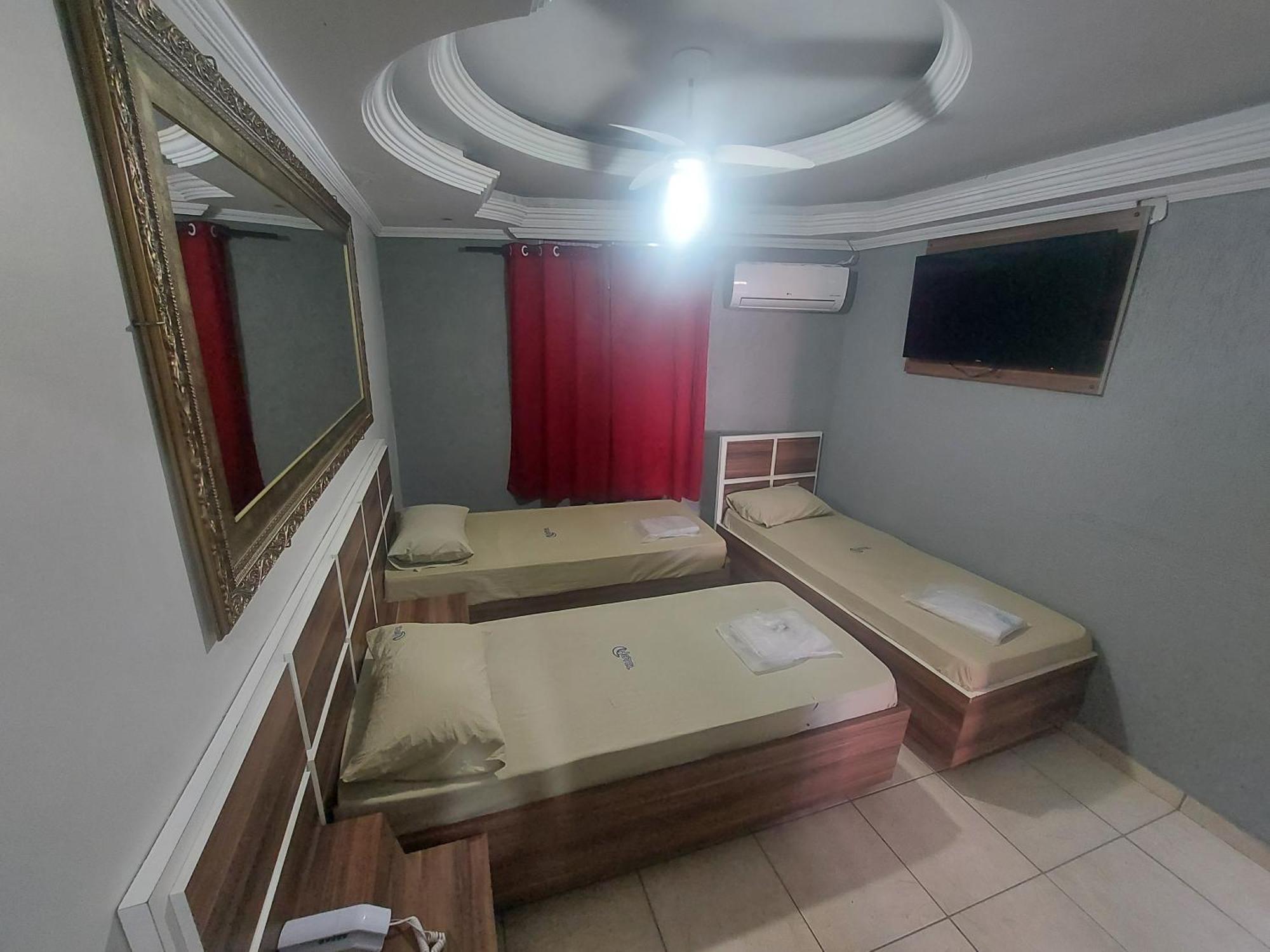Luar Hotel *
