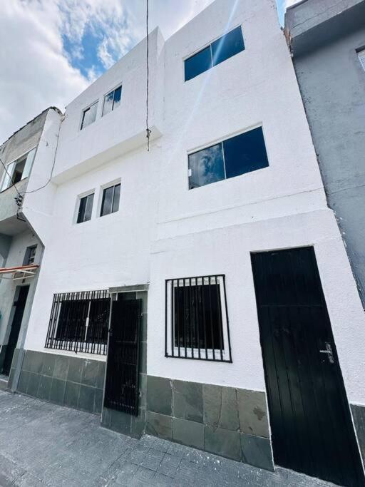 Mobiliado E Confortavel Zn - Cod 06 Apartamento