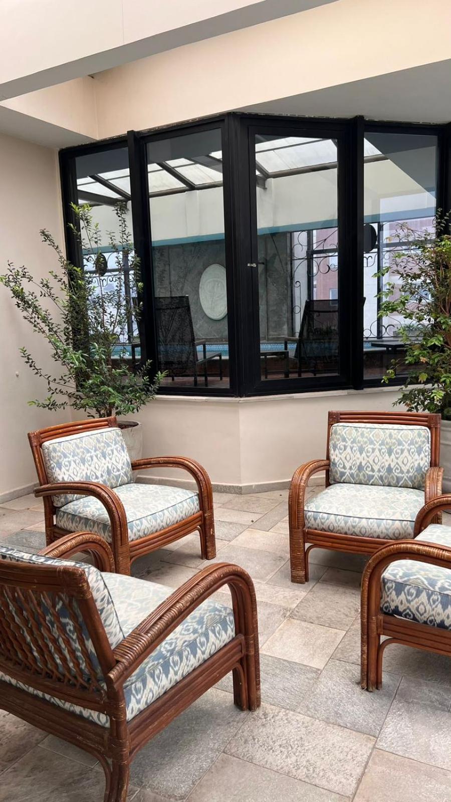 Khách sạn hẻo lánh Le Premier *