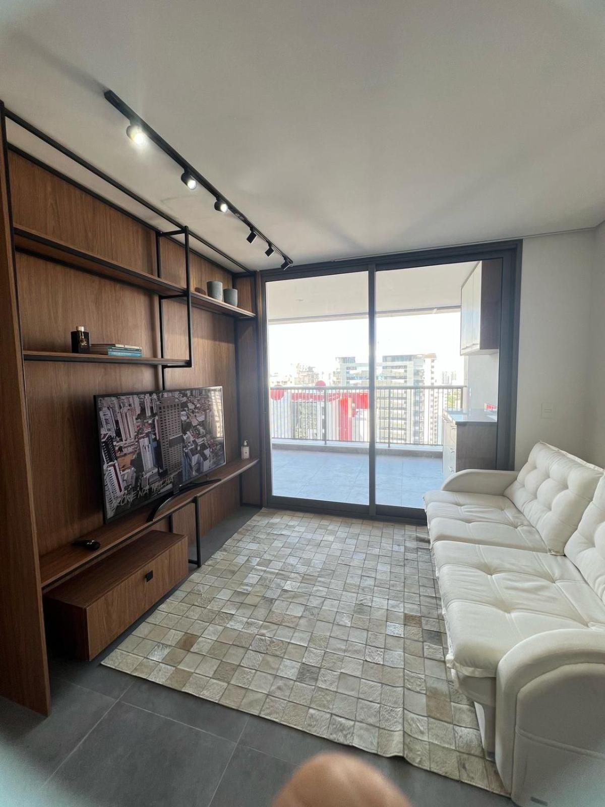Apartment Em *