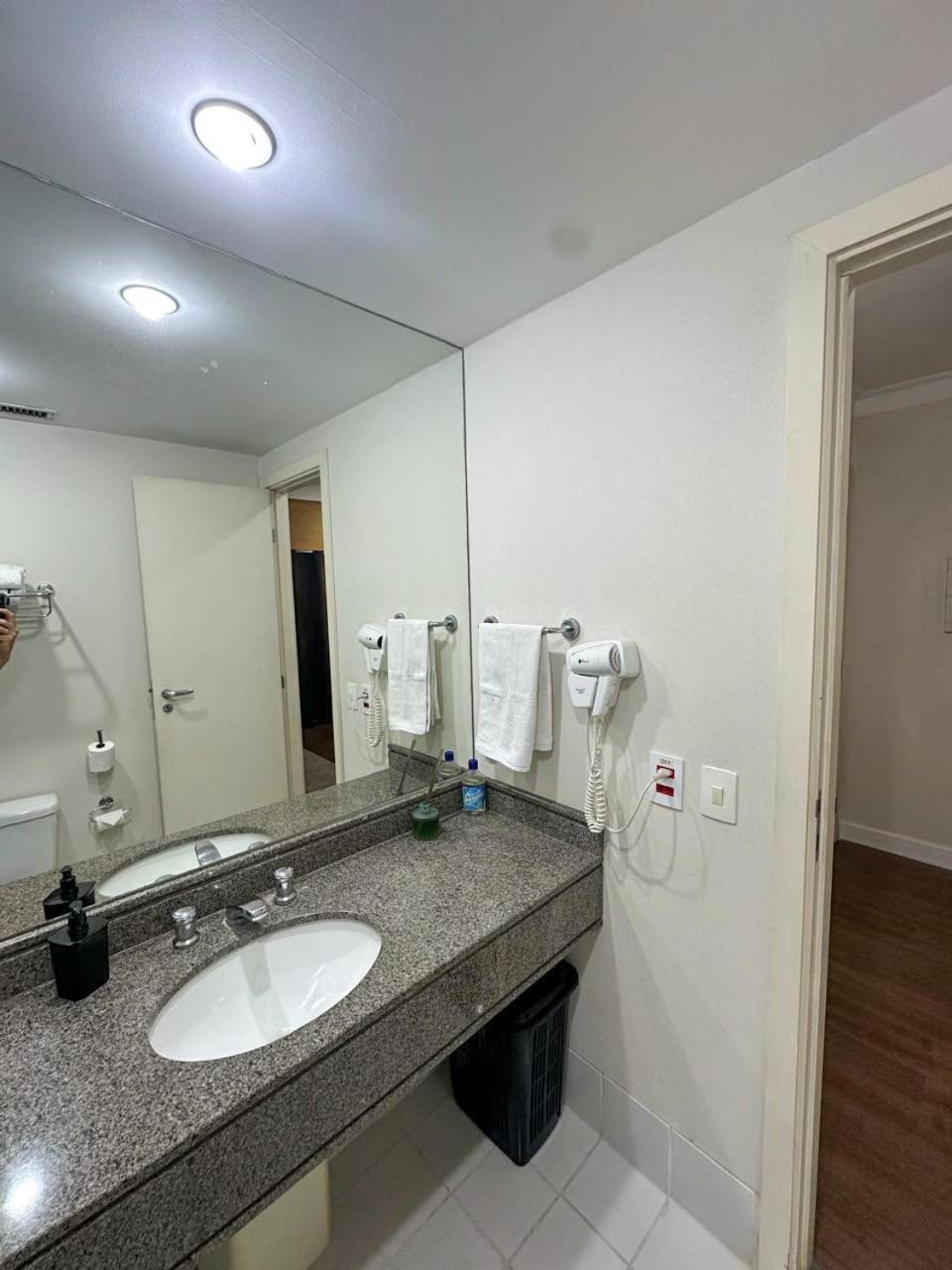 Flat Com Conforto E Requinte Em Frente Aeroporto - H1001 Căn hộ *